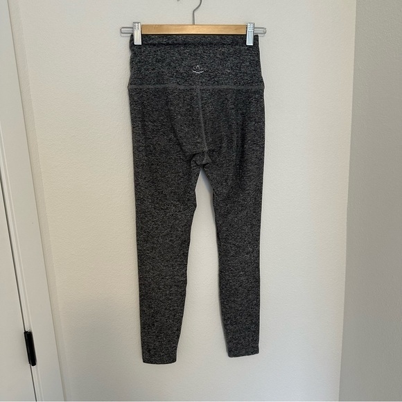 Beyond Yoga Classic Spacedye 7/8 Leggings Cropped Gray
Size Small Women’s - Picture 5 of 8